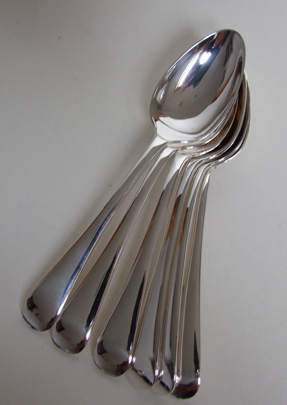 Six George V silver teaspoons in Old English pattern.