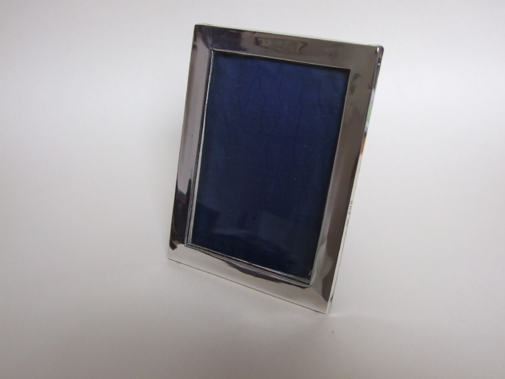 A useful Edwardian silver photo frame.