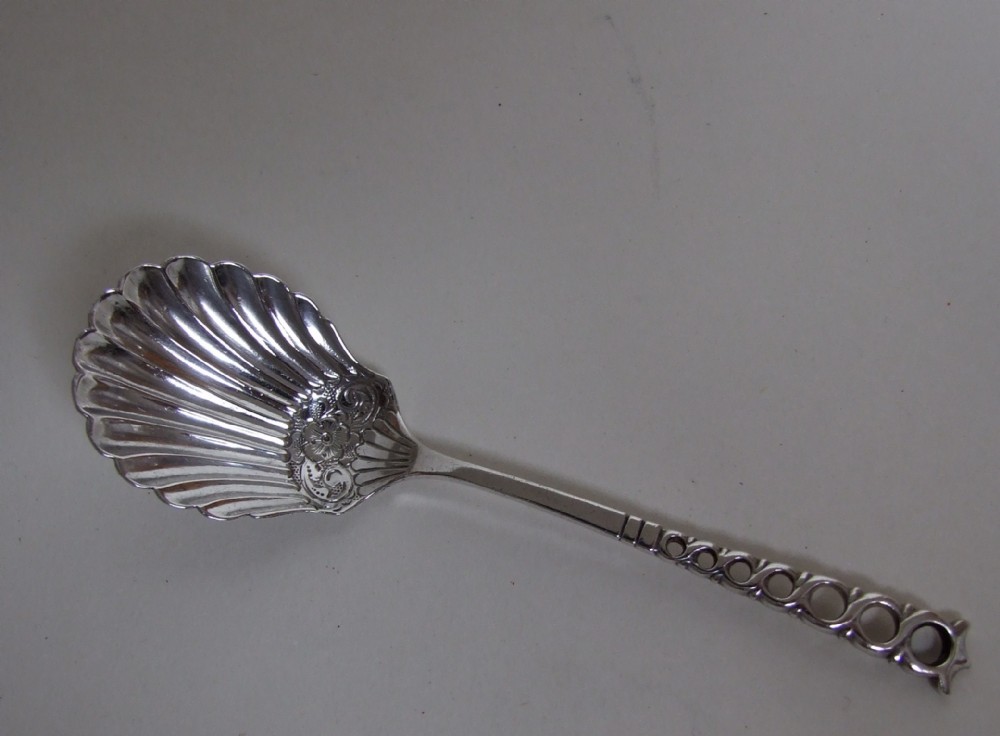 A lovely Victorian silver shell bowl preserve spoon.
