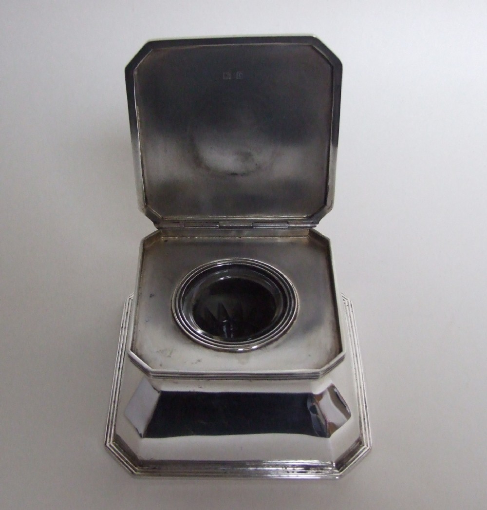 A superb George V silver inkwell, retailed by Rossi of Norwich.