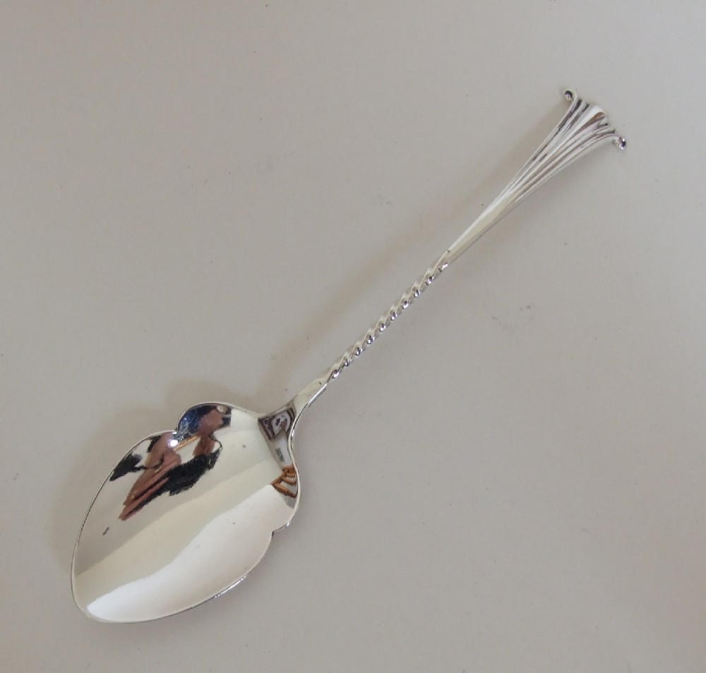 A fine Edwardian Onslow pattern silver preserve spoon.