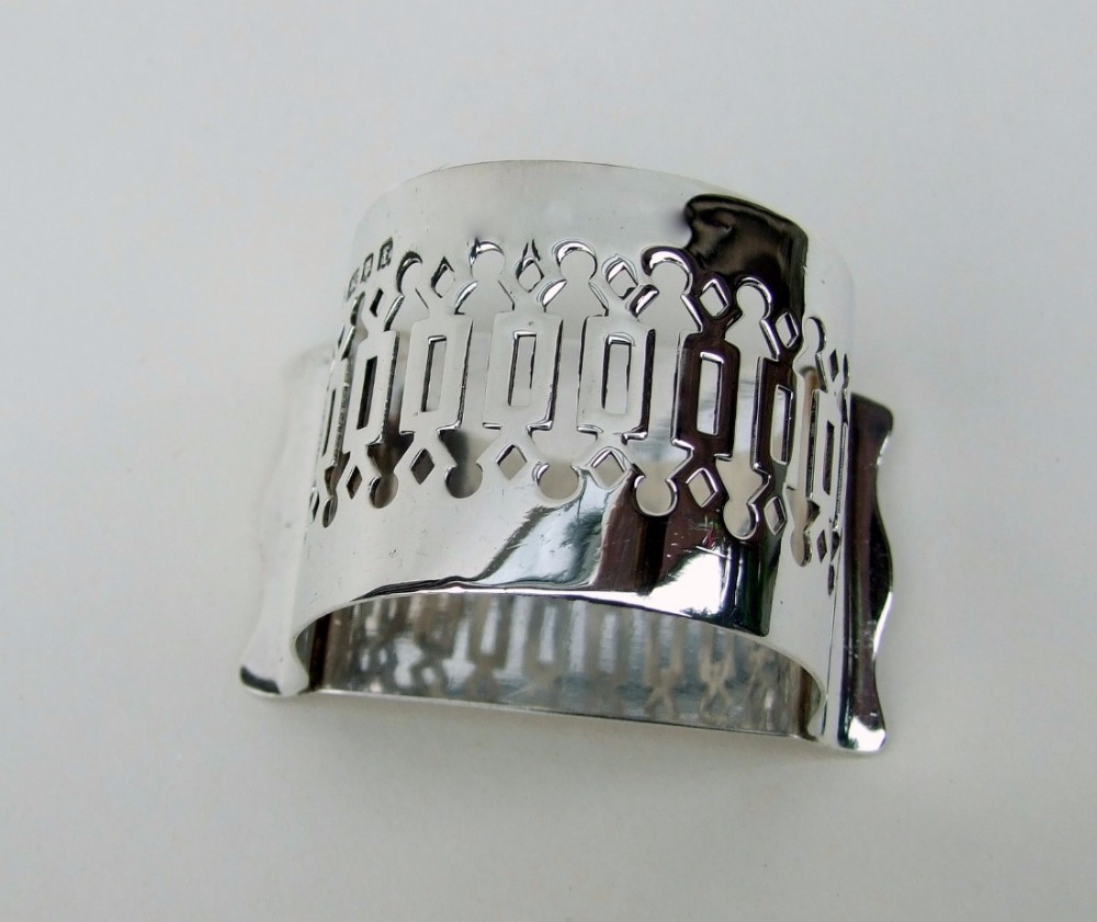 A quality George V pierced silver napkin ring.