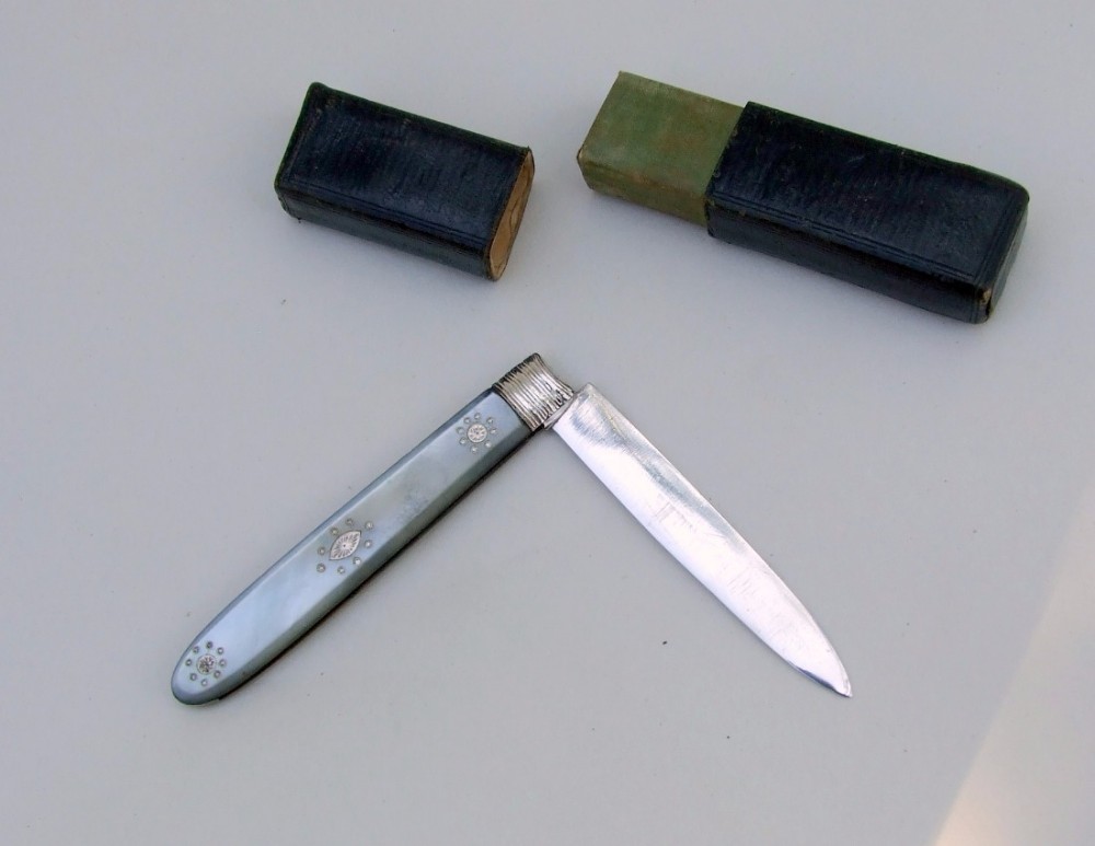 A delightful Georgian cased silver & mother-of-pearl fruit knife.