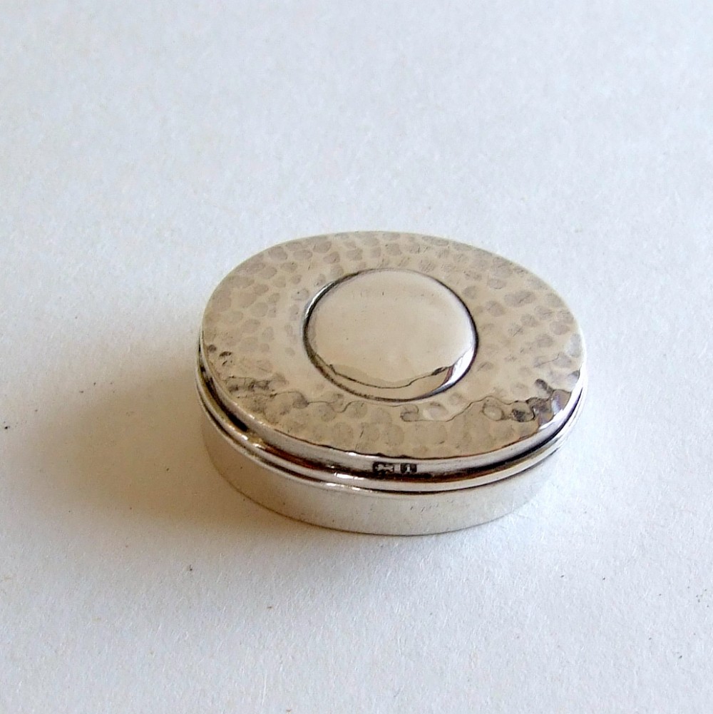 An Arts & Crafts Edwardian silver gilt pillbox.