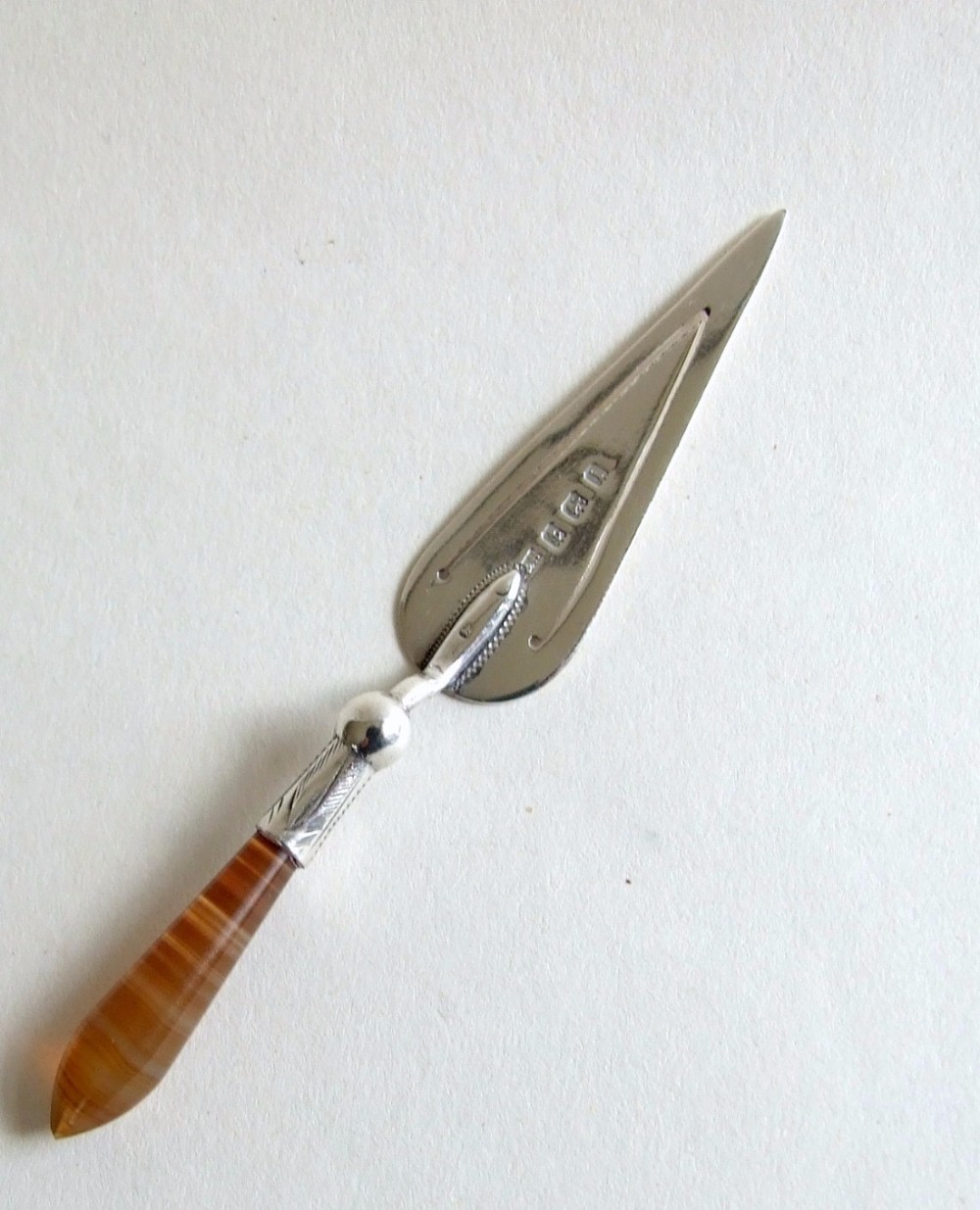 A lovely Edwardian silver & banded agate trowel bookmark.