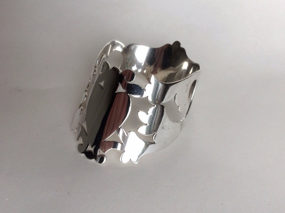 A fine pierced Edwardian silver napkin ring.