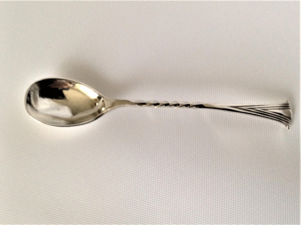 An Onslow pattern Victorian silver mustard spoon.