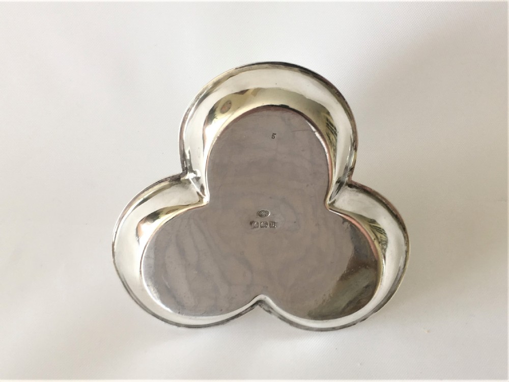 An unusual silver trefoil table lighter. View IV