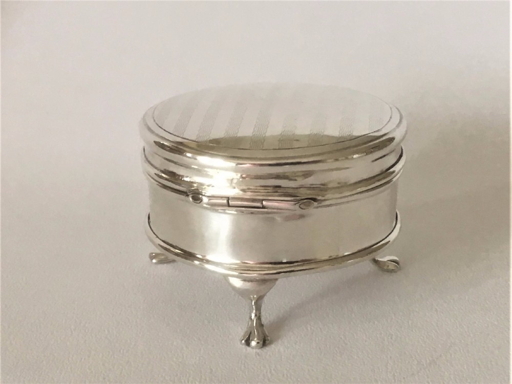 A charming George V silver trinket box. View IV