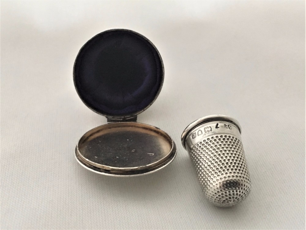 An early Victorian silver thimble case and thimble. View VIII