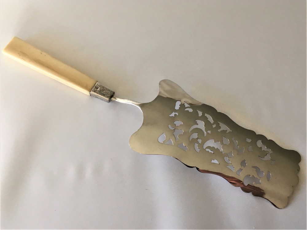 A fabulous Dutch silver pierced serving slice. View V