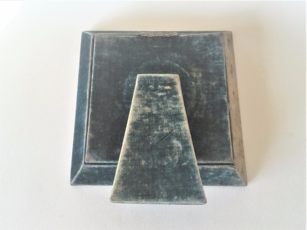 AN attractive Victorian silver photo frame. View VI