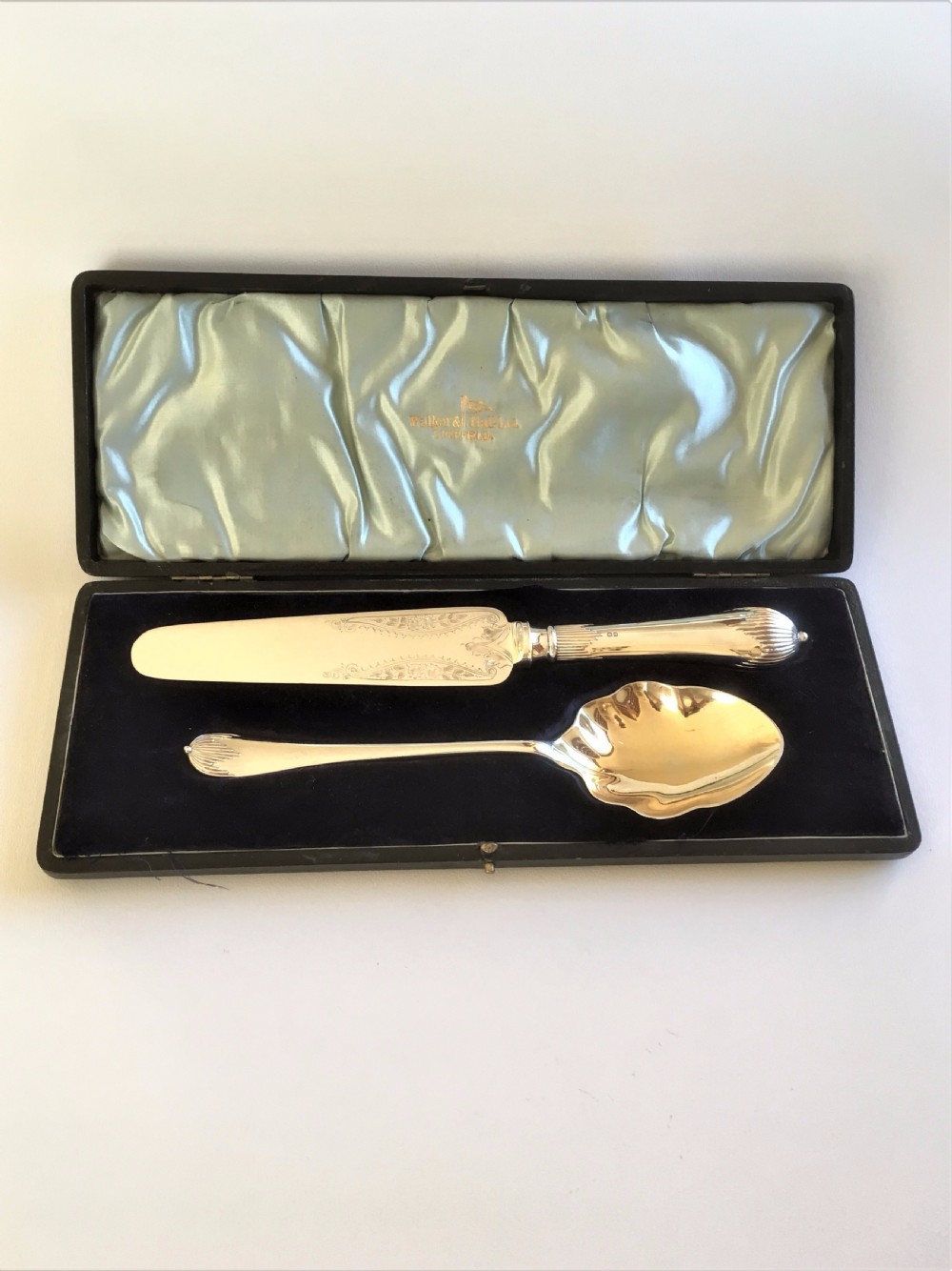 A gorgeous boxed silver dessert serving duo