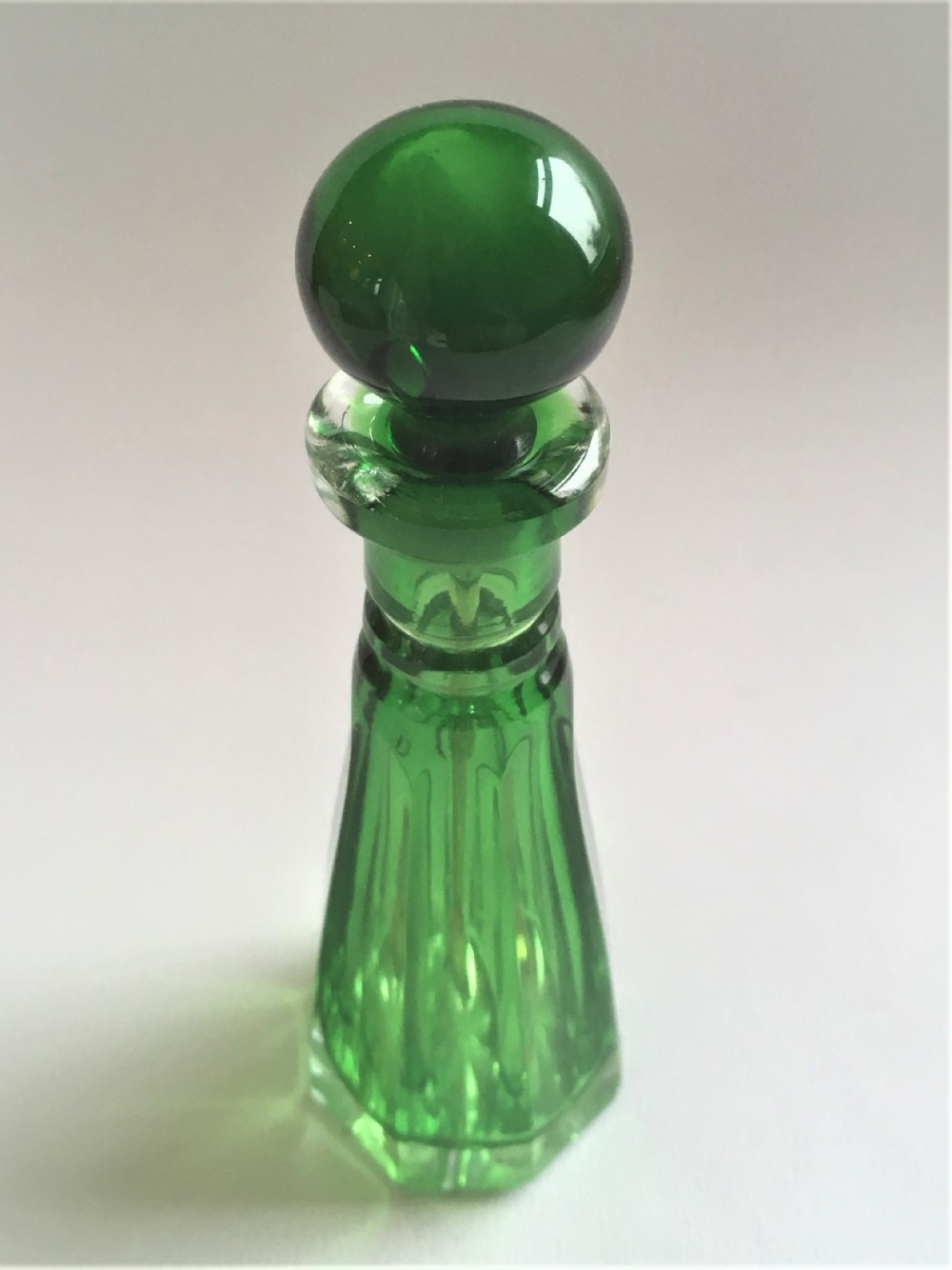 A Georgian silver and glass cayenne spice bottle