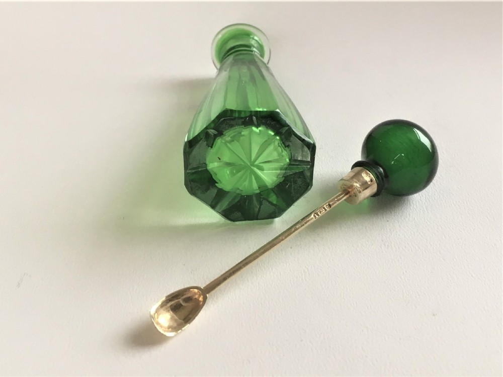 A Georgian silver and glass cayenne spice bottle View IV