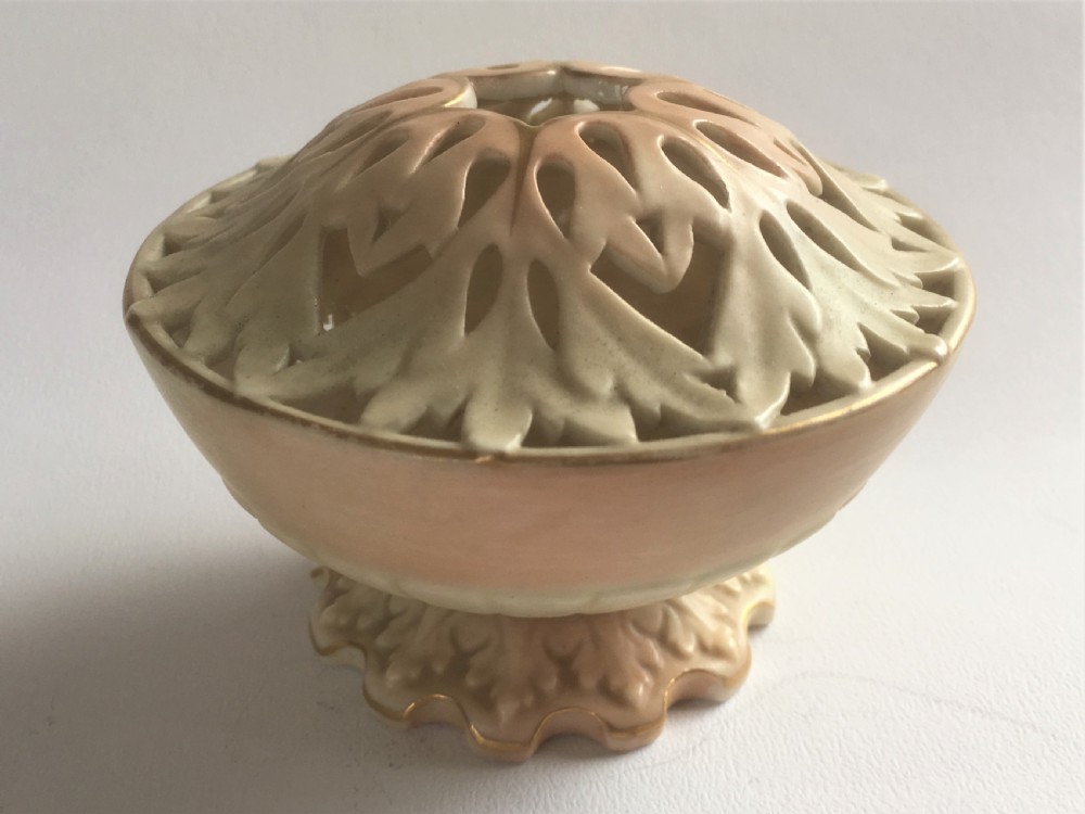 A Victorian Locke & Co. Worcester pot pouree