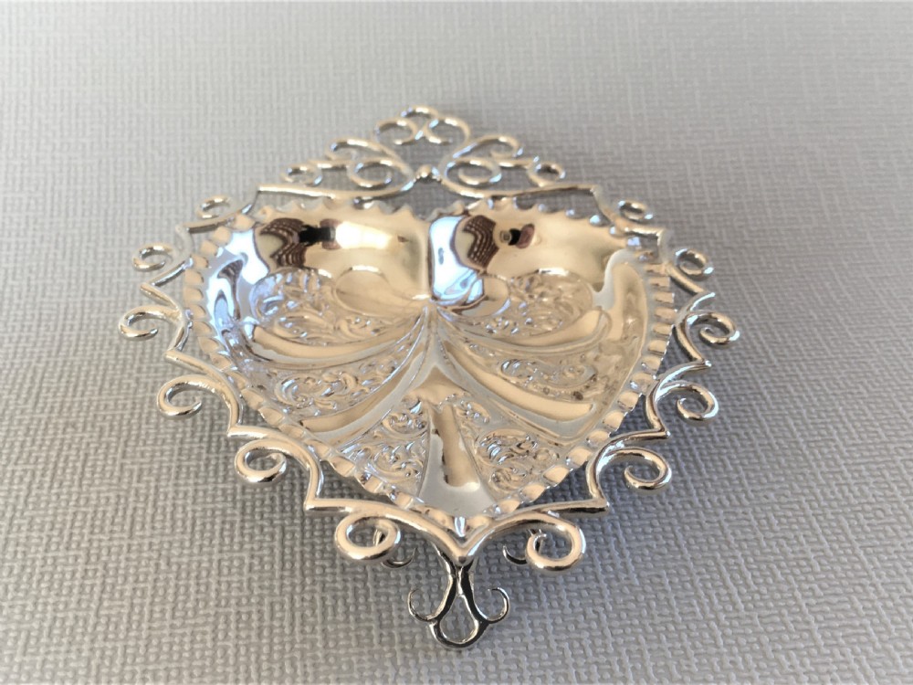 A gorgeous Victorian heart shaped silver trinket dish View IV
