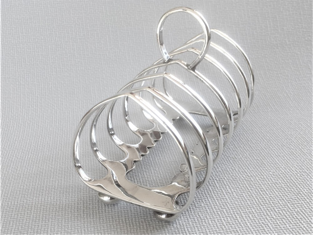 A superior quality George V silver toast rack View III