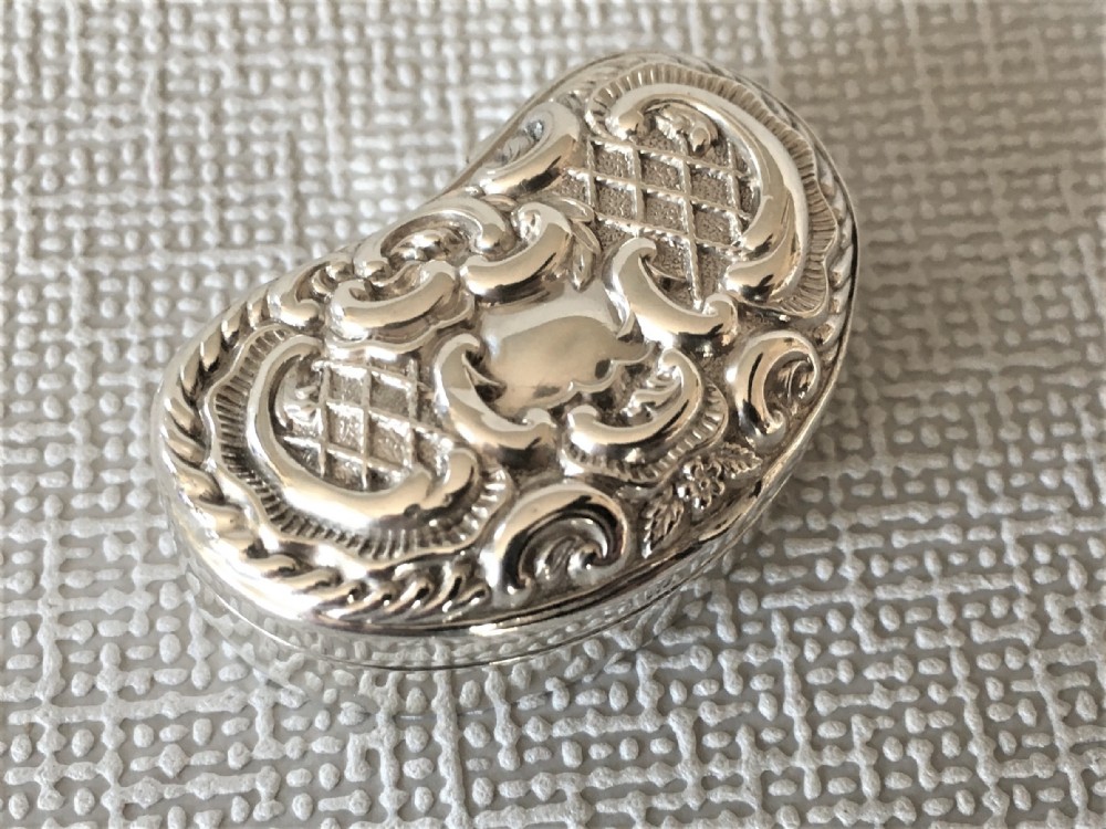 An Edwardian silver kidney shaped pillbox