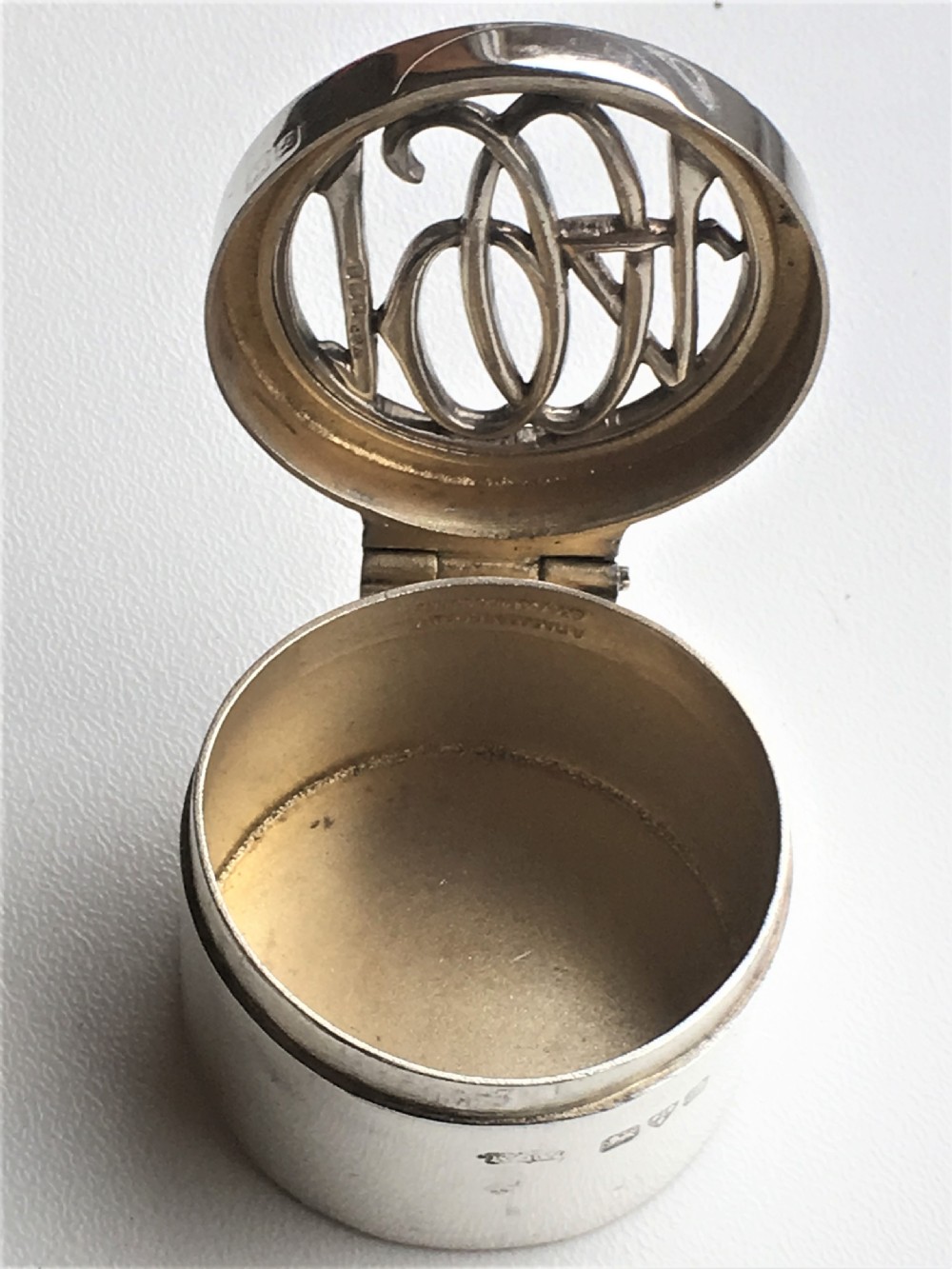 A small Edwardian silver pot pouree box View IV