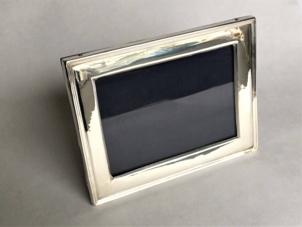 A landscape/portrait silver photo frame