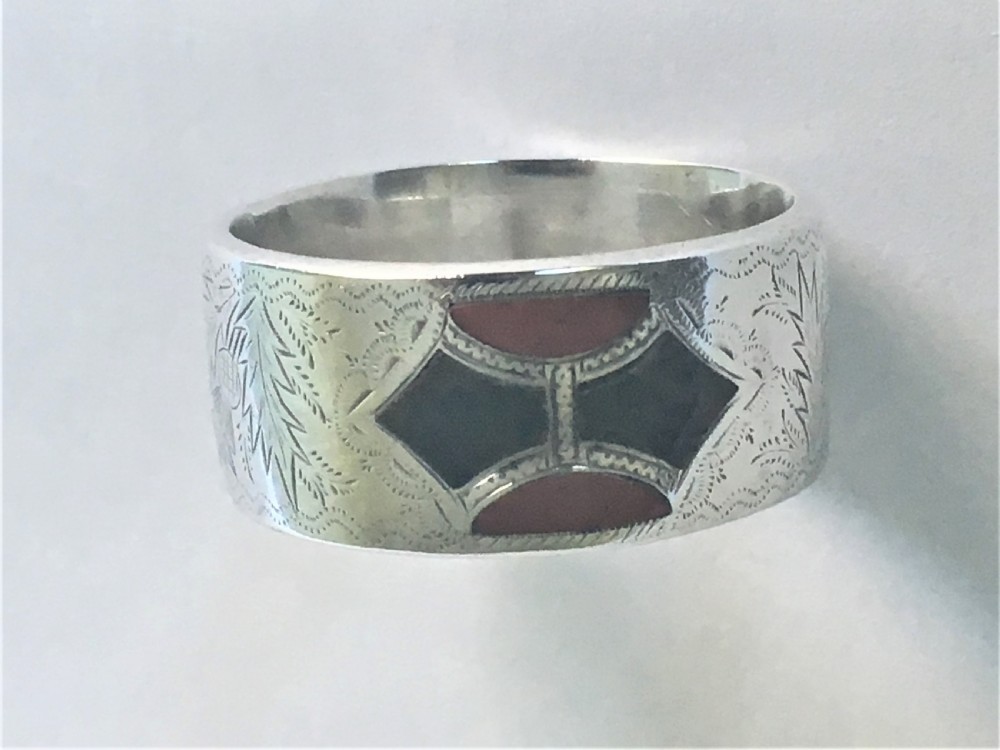 A superb silver & agate Scottish themed napkin ring View V