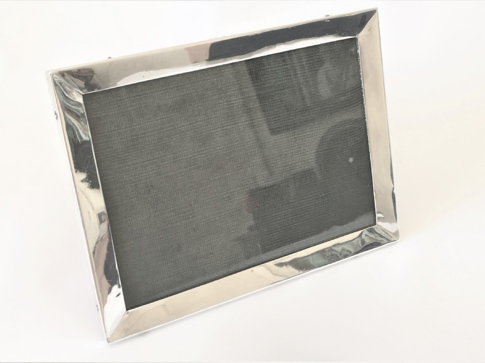 A landscape/portrait silver photo frame