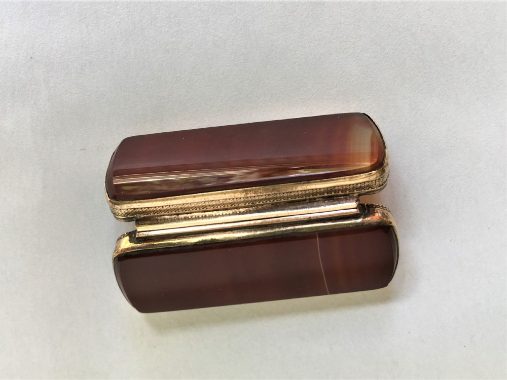 An early Victorian ormolu and agate snuff box View V