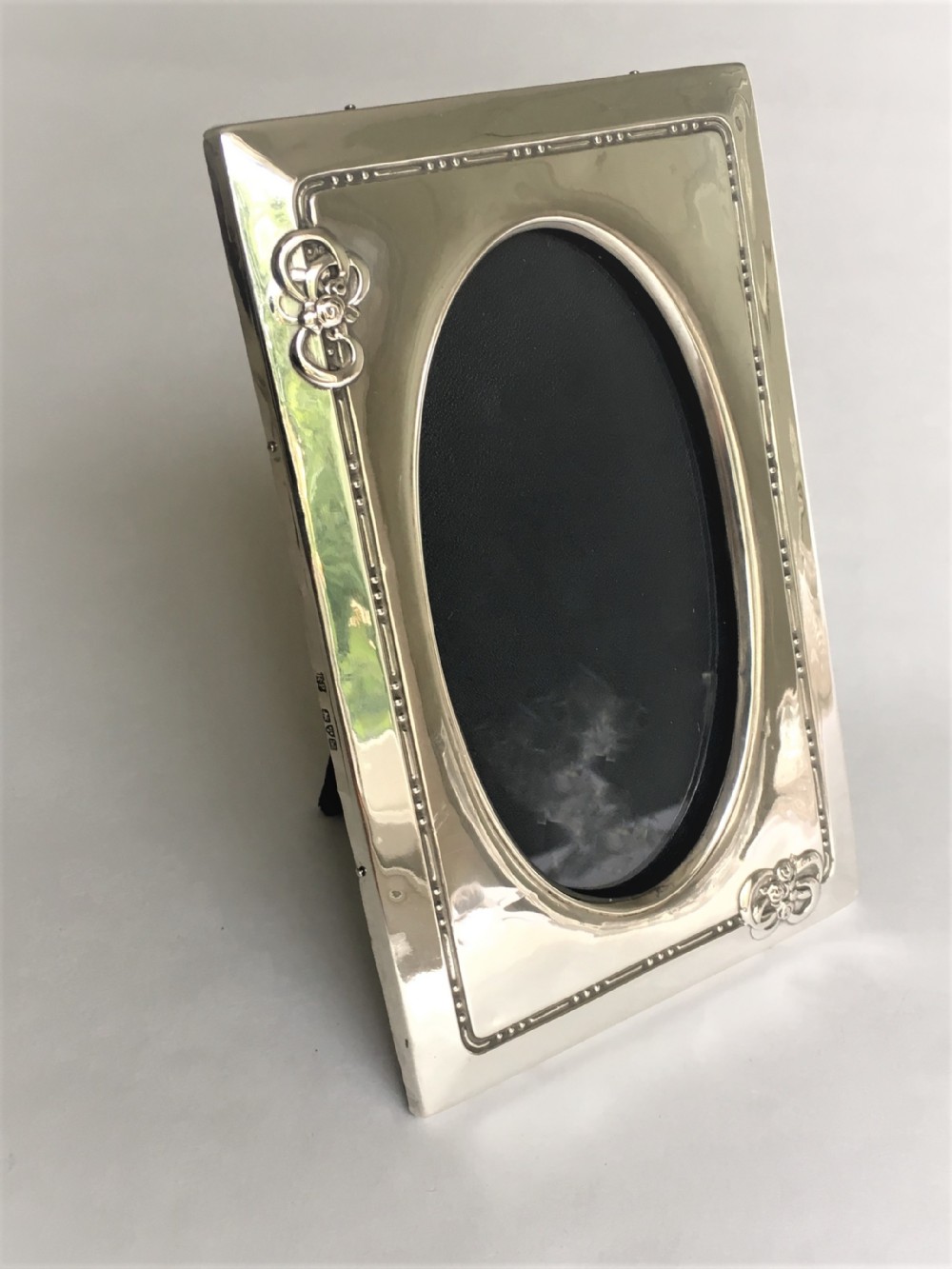 An Edwardian Chester silver photo frame