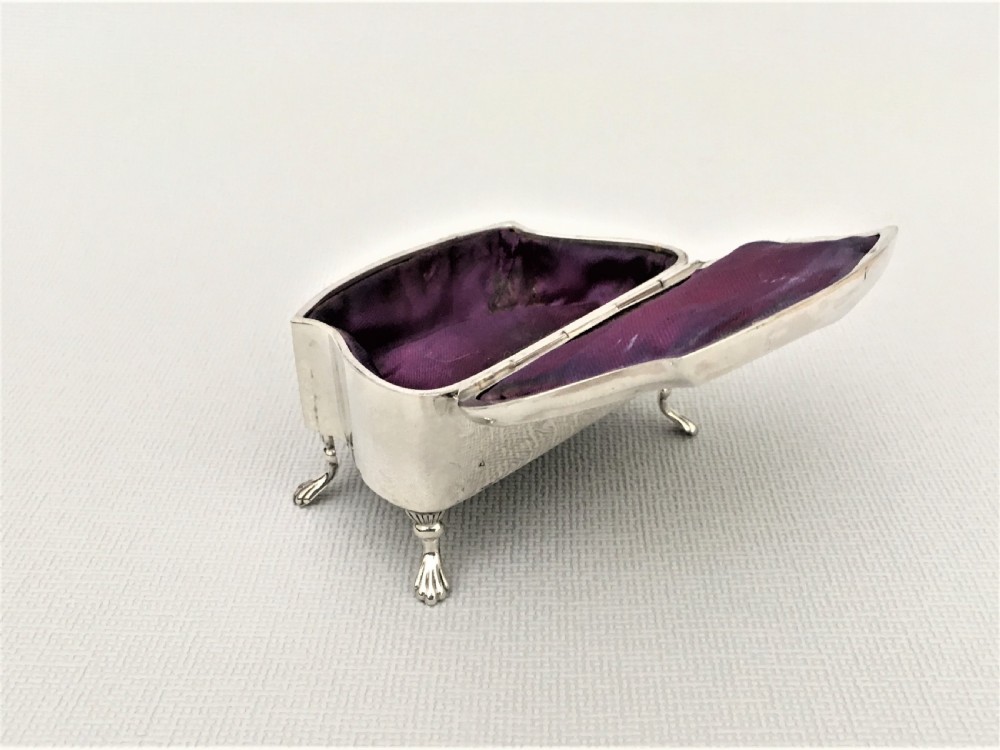 A shaped silver trinket box with engraved decoration View VI
