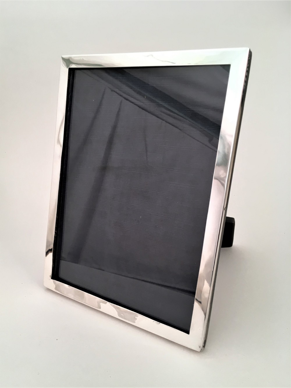 A handsome silver landscape/portrait photo frame View II