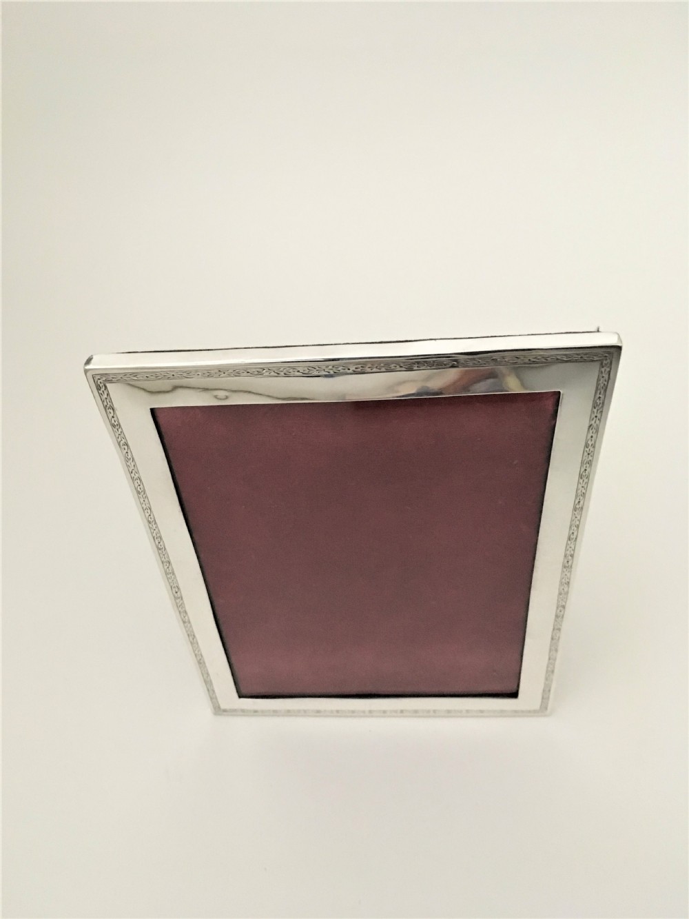 A fine portrait/landscape silver photo frame View III