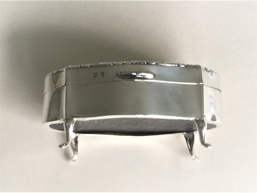 A lovely shaped silver trinket box View III