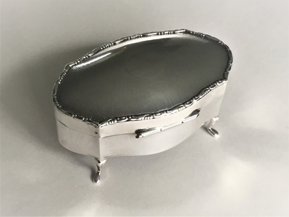 A lovely shaped silver trinket box View VI