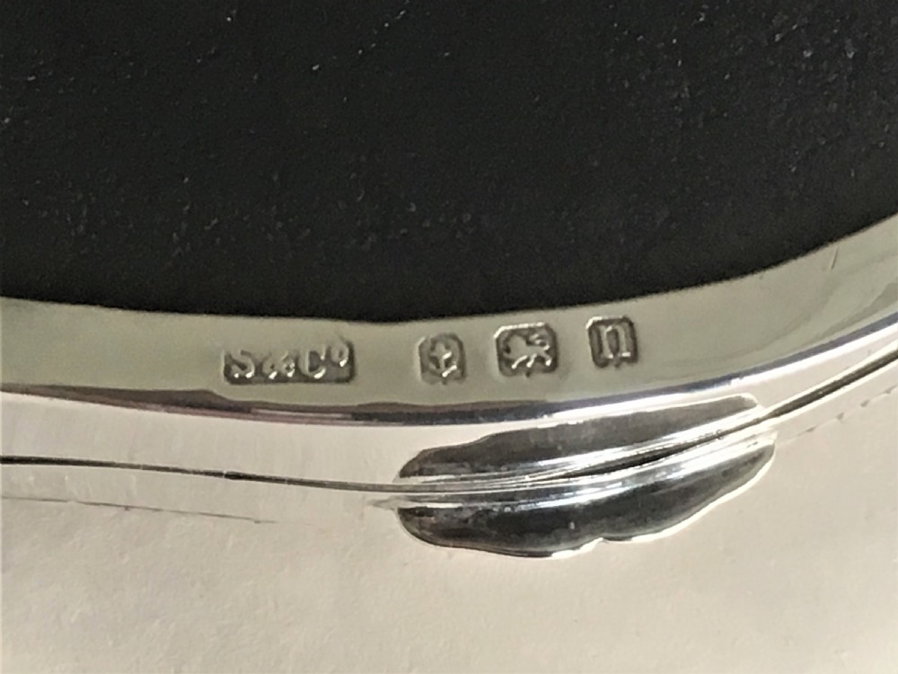 A lovely shaped silver trinket box View VIII