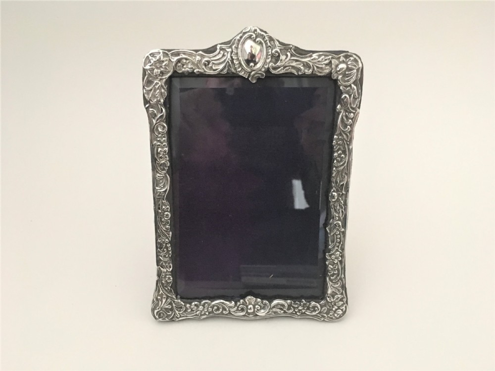 A lovely Art Nouveau silver photo frame View II