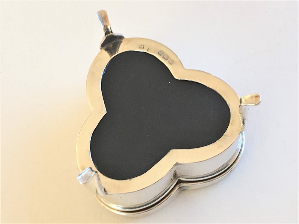 A delightful trefoil silver trinket box View V