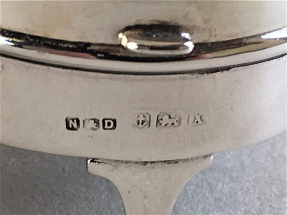 A diminutive silver trinket/ring box  View IV