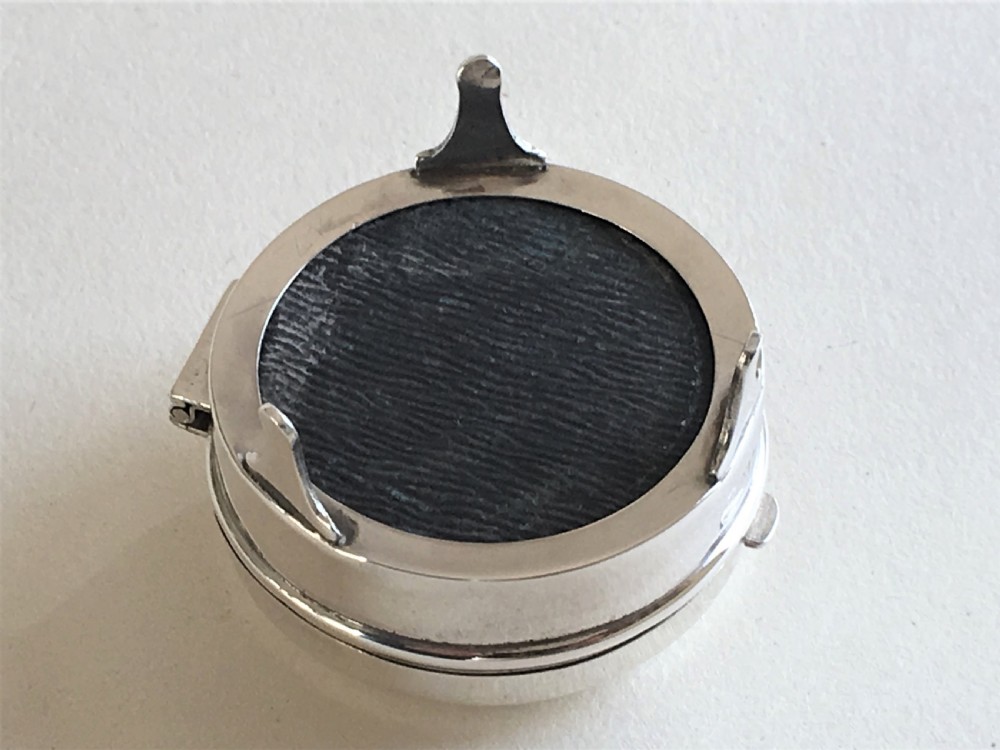 A diminutive silver trinket/ring box  View VI