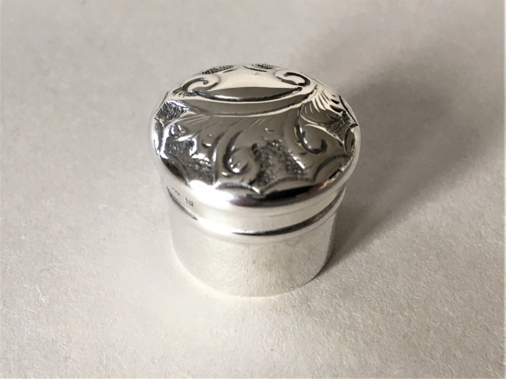 A pretty Edwardian small silver pill box