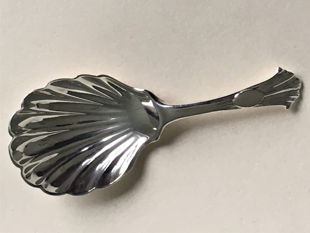 A handsome Onslow pattern silver caddy spoon