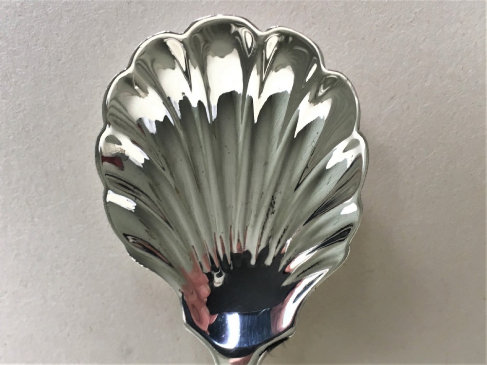A handsome Onslow pattern silver caddy spoon View V