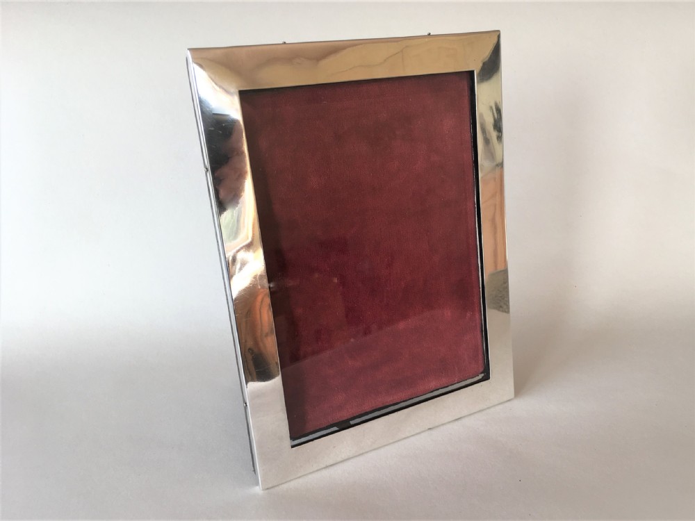A handsome Edwardian silver photo frame