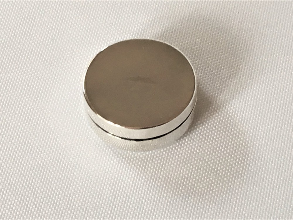 A diminutive Edwardian silver rouge pot