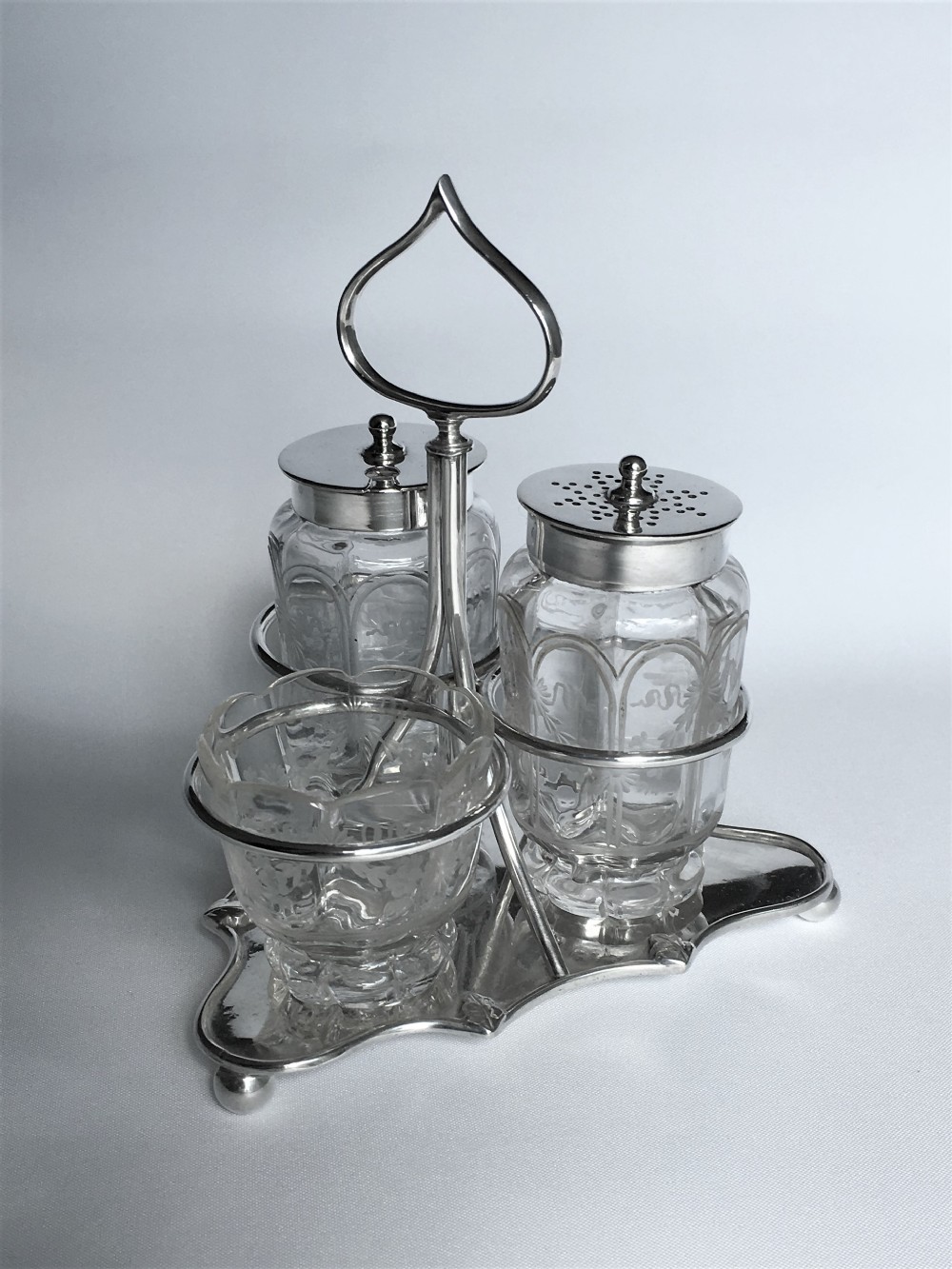 An attractive Edwardian silver three piece cruet set