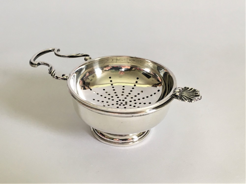  A William Comyns silver tea strainer & drip cup