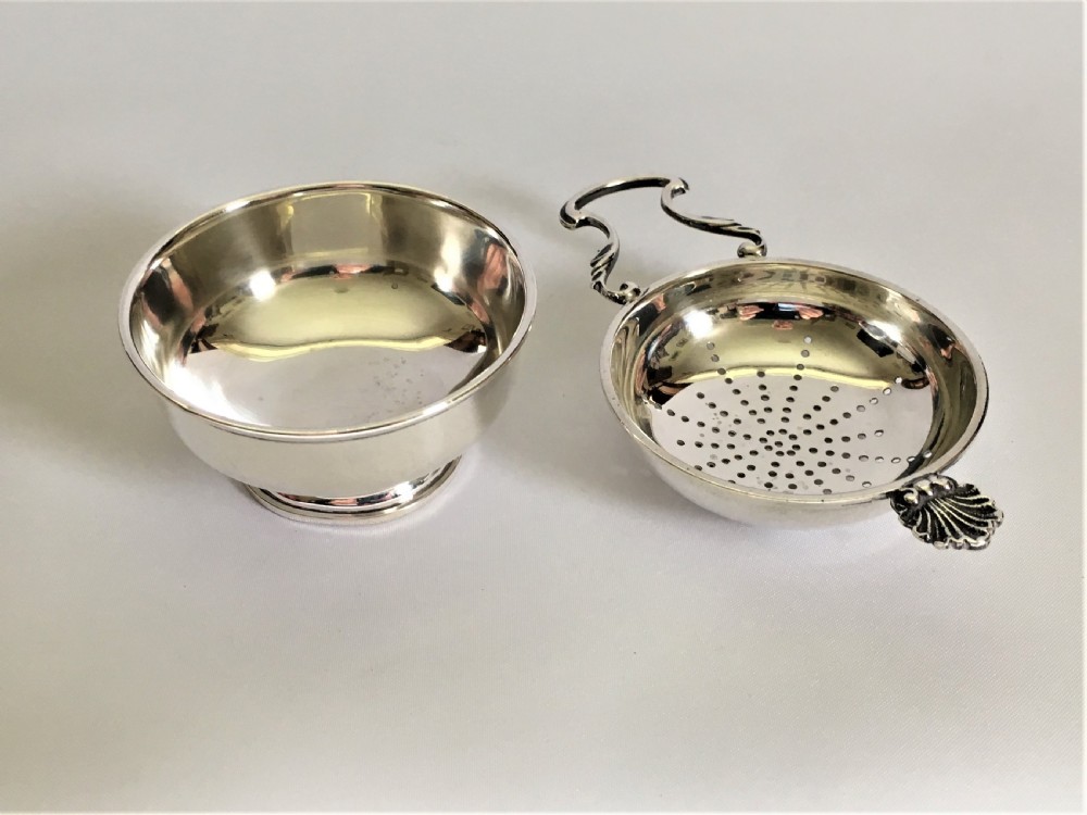  A William Comyns silver tea strainer & drip cup View V
