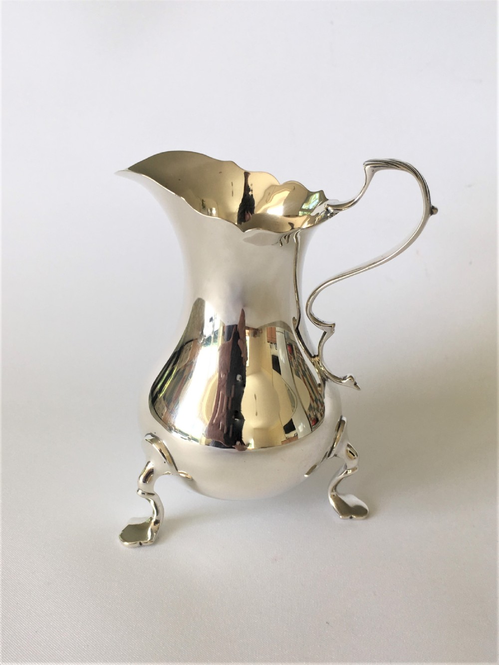 A lovely Chester silver Edwardian cream jug