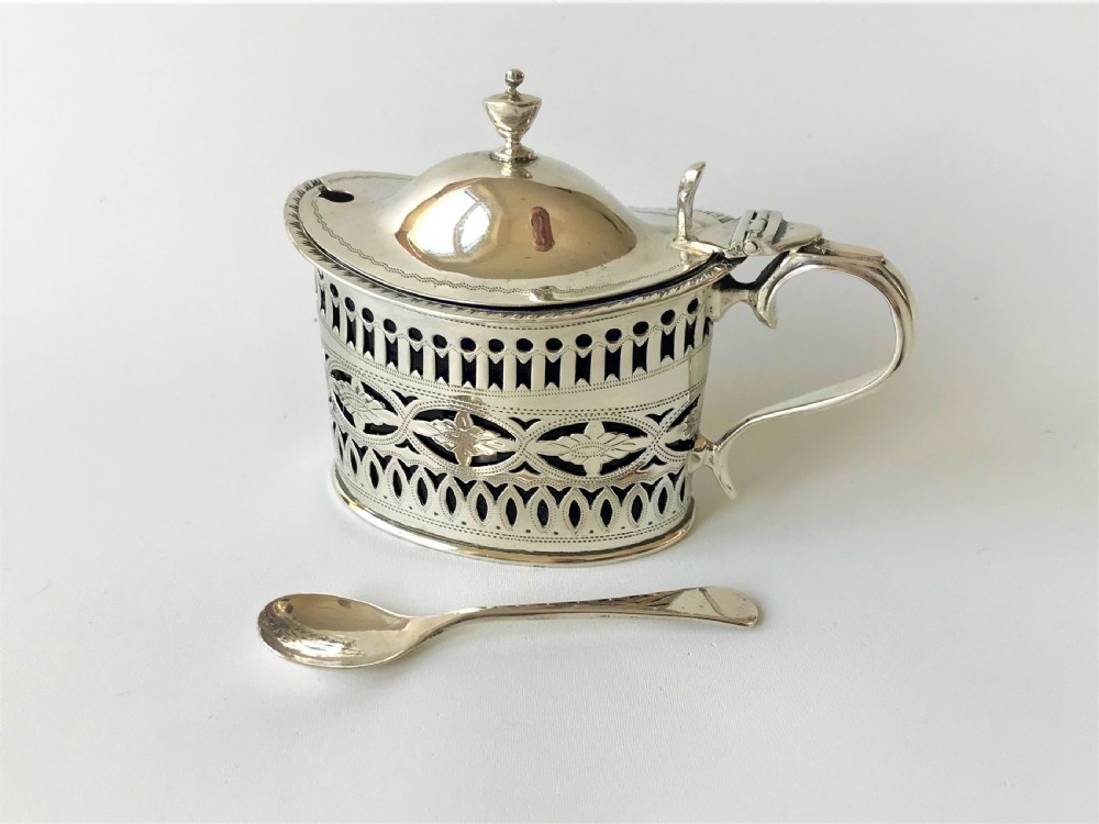 A lovely Chester silver mustard pot & spoon
