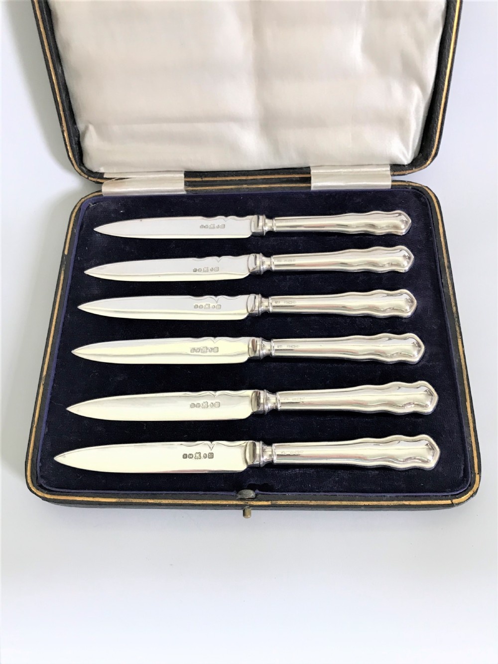 A good set of 6 silver handled tea knives View II